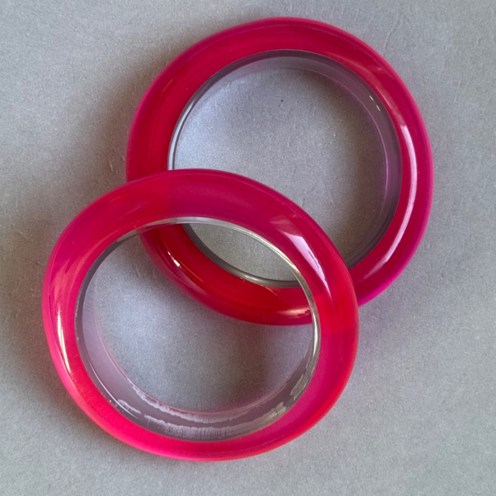 Pair of VINTAGE Iridescent Hot Pink Lucite Bangle Bracelets Round (7-1/2") - Picture 4 of 5